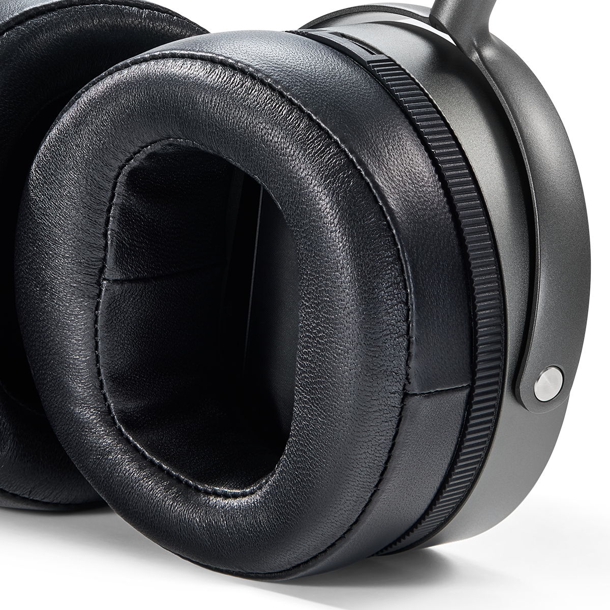 Audeze MM-520 magnetic memory foam earpad detail