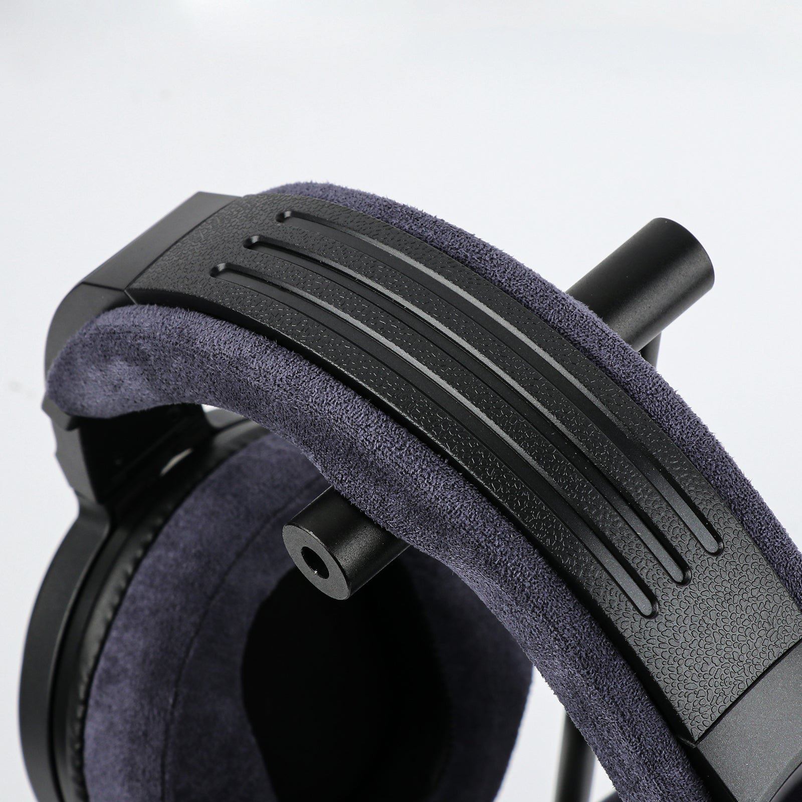 HarmonicDyne x Z Reviews Eris headphones, earcup and pad detail