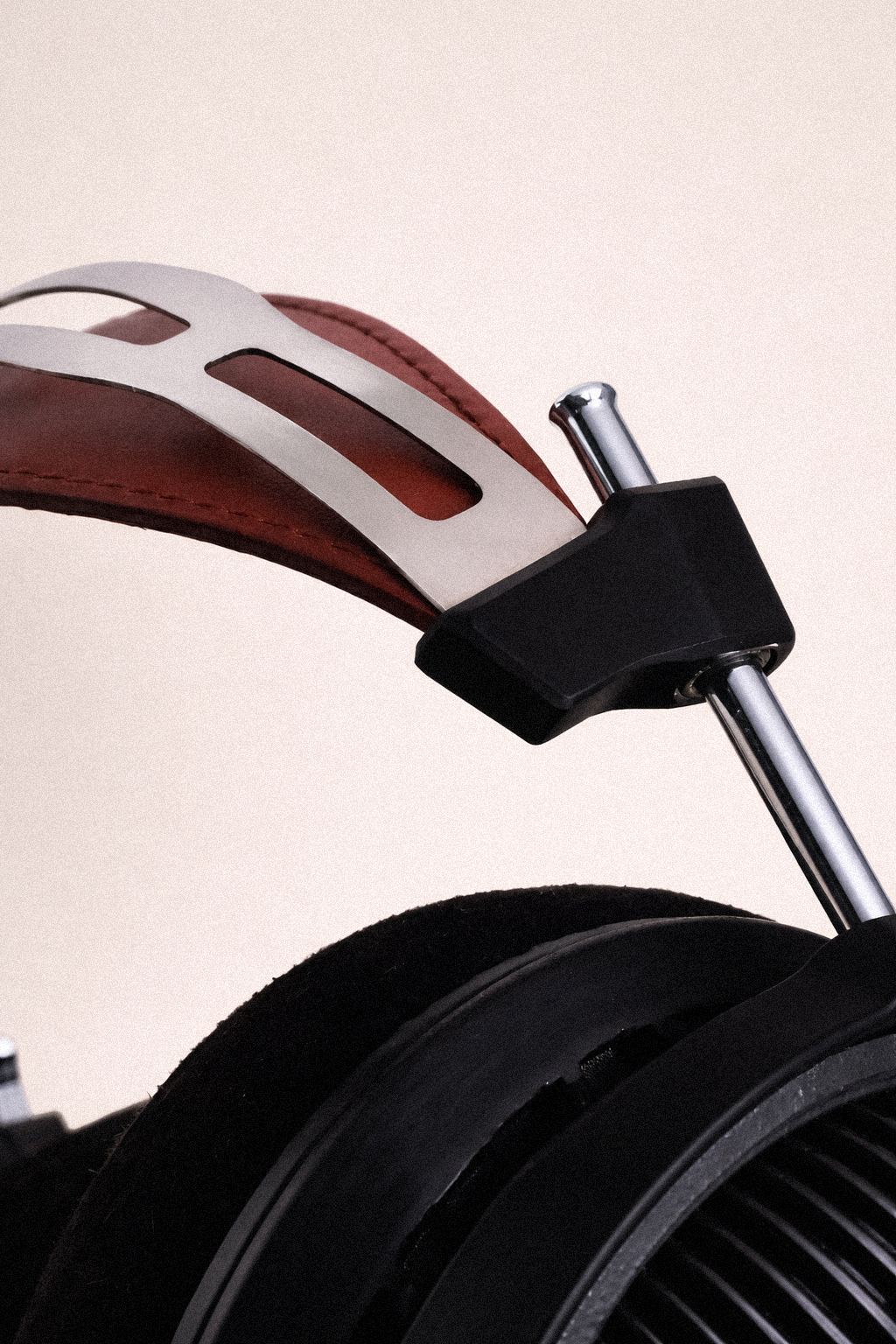Close-up of Mirph Designs VITRUM aluminum yoke and leather headband